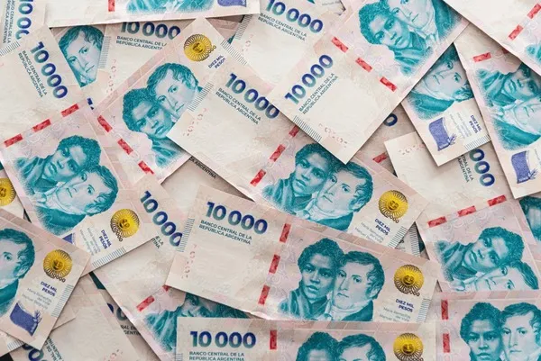 10000-peso-notes-background-arge