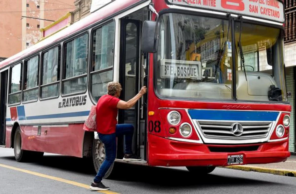 como-funcionaran-servicios-comercios-colectivos-este-feriado-tucuman-1106956-112033