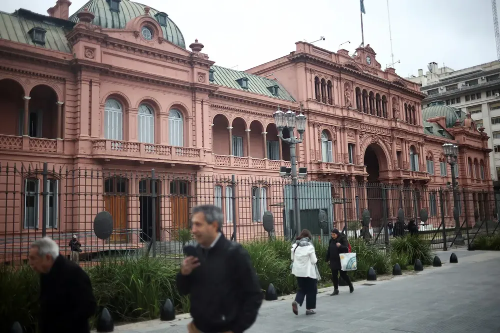 fuego-en-la-casa-rosada-un-principio-de-incendio-en-una-cocina-derivo-en-una-evacuacion-preventiva-foto-reuters-4LO2NT4APSFHNBT5QLOHAIFZMU (1)