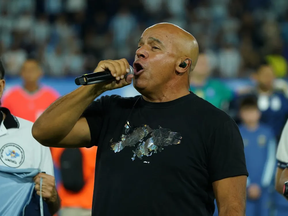 cantante himno