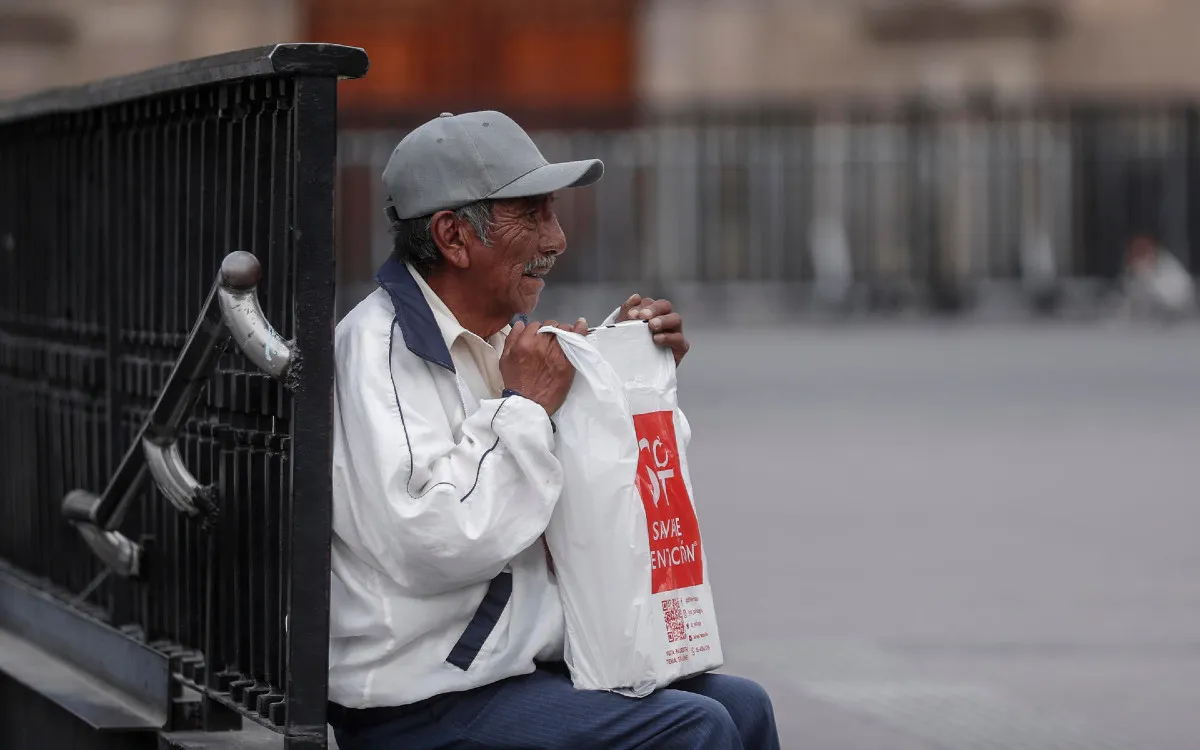 hombre-adulto-mayor-zocalo-17022025