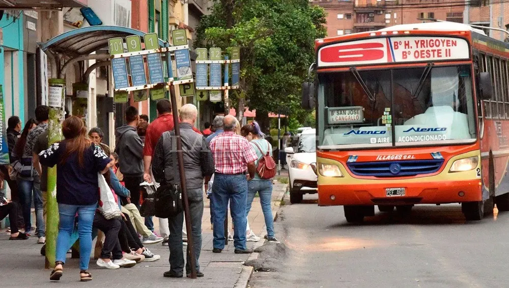 centenardespidospone-riesgo-servicio-transporte-publico-tucuman-820388-1300478337