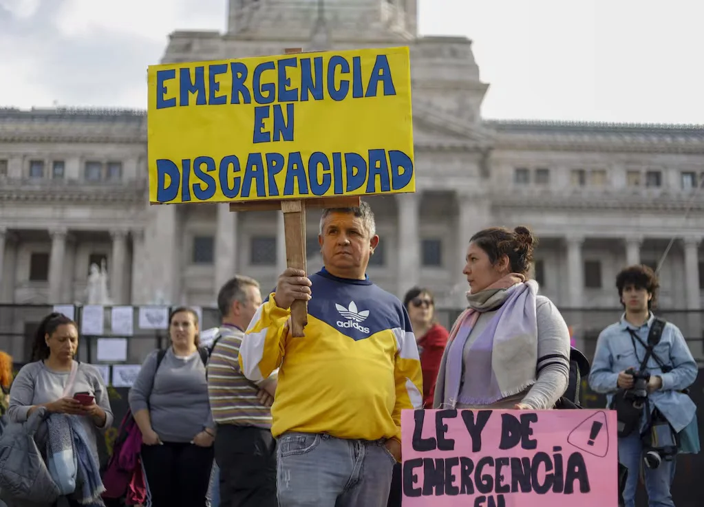 manifestantes-reclamaron-en-el-congreso-por-la-aprobacion-de-la-ley-de-emergencia-en-discapacidad-foto-damian-dopaciona-6P4YK3KY7ND7PCCXWIEELIBXU4