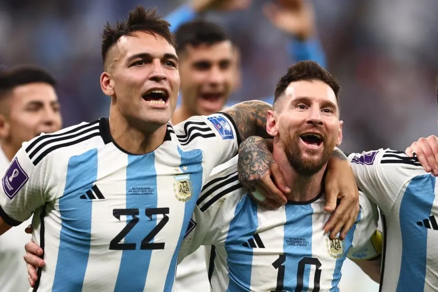 -lautaro-martinez-y-messi_w862