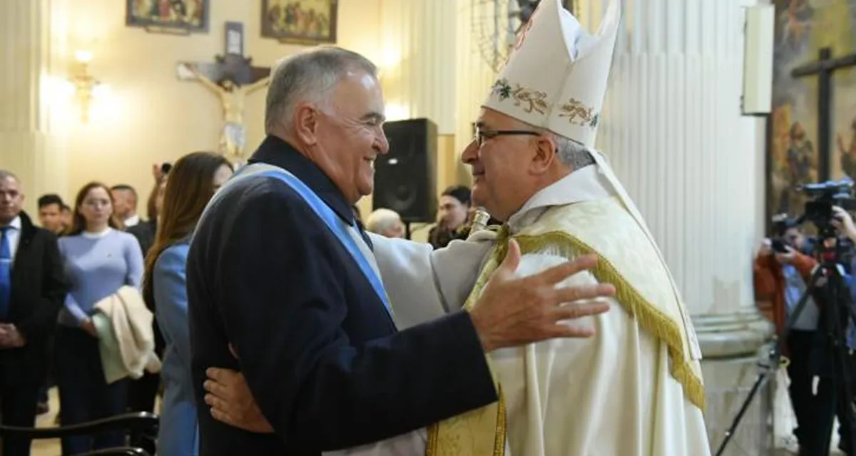 Osvaldo Jaldo y Carlos Sánchez se saludan en la Catedral. 