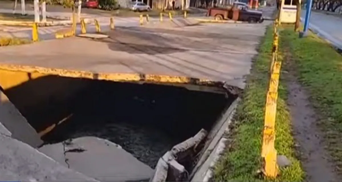 Se hundió una parte del canal de Av. Roca