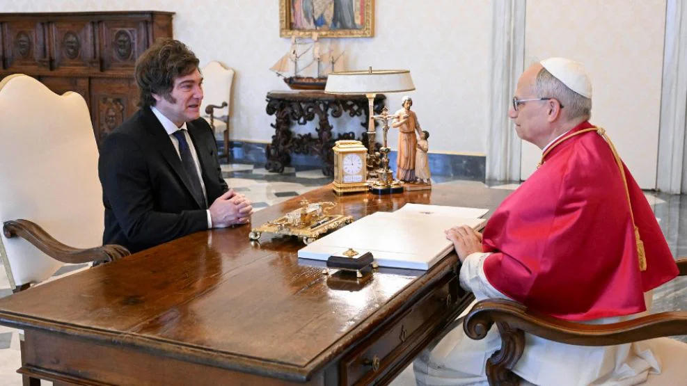 milei-se-reunio-con-leon-xiv-y-el-papa-le-confirmo-que-visitara-la-argentina-2038554