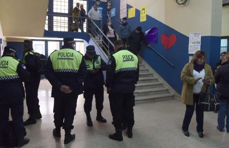 policias en las escuelas