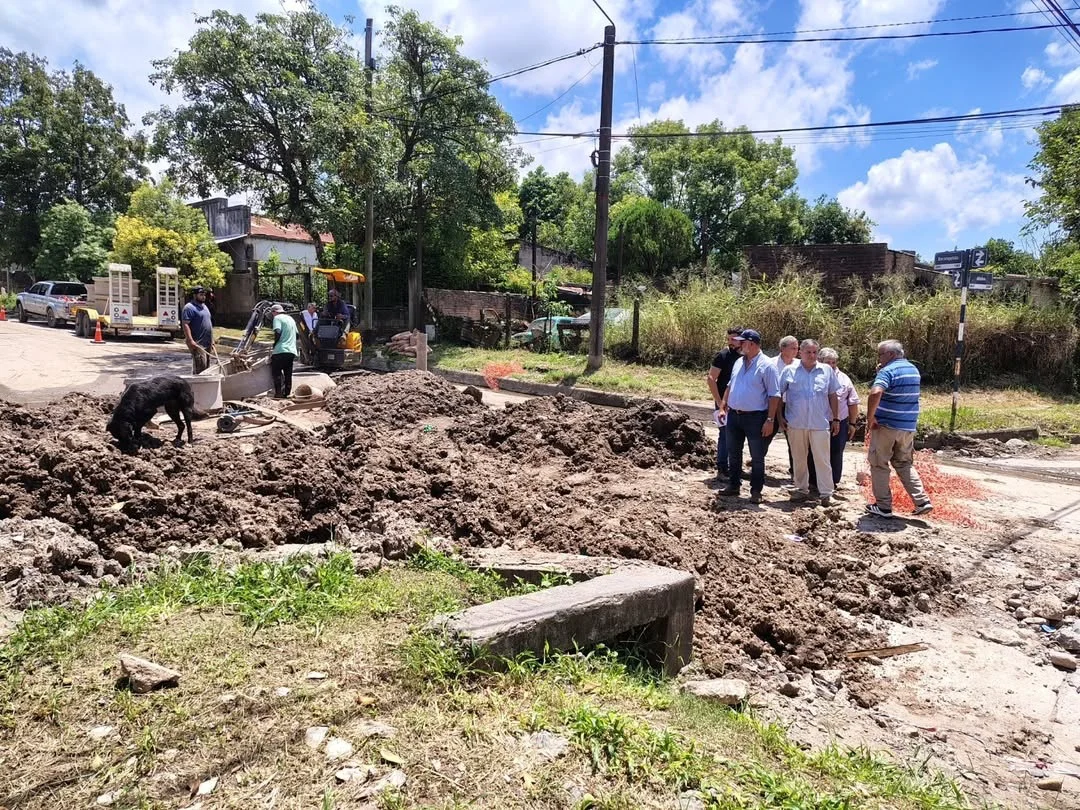 🚧 Una obra de cloacas en el barrio Villa Mitre pondrá fin a desbordes históricos en esa zona d (5)