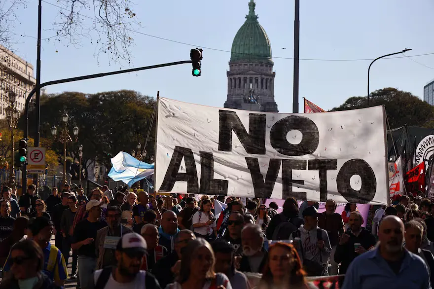 manifestantes-sostienen-pancartas-con-la-leyenda-Q7QS24522FDZVOSMTSFJY5KG5M