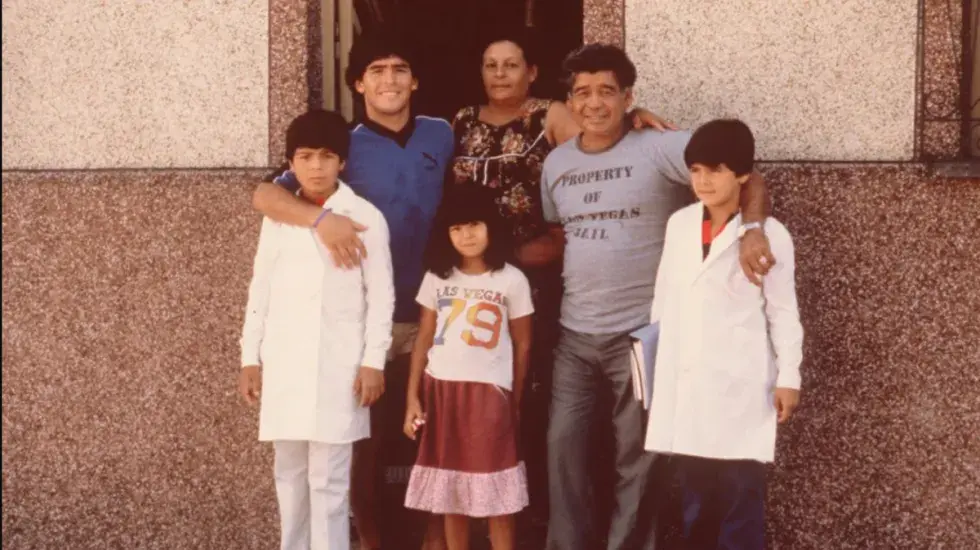 maradona-con-sus-padres-y-hermanos_orig
