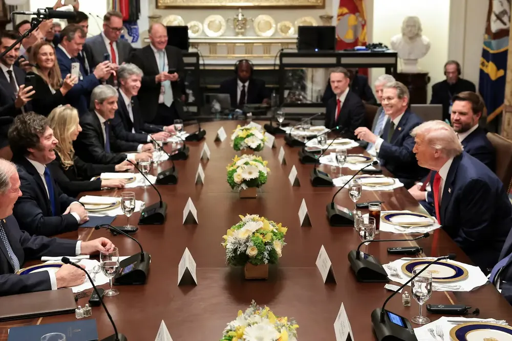 javier-milei-y-donald-trump-en-la-casa-blanca-foto-reutersjonathan-ernst-7AEKOBIMIOQJ6FC5FGZDQISRNI