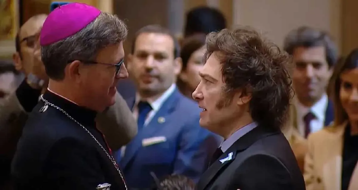 El arzobispo de Buenos Aires, Jorge García Cueva, y el presidente, Javier Milei, se saludan en la Catedral Metropolitana