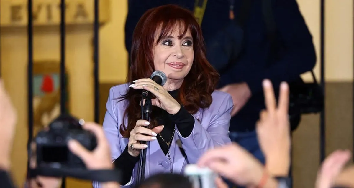 Cristina Fernández de Kirchner junto a la militancia en el PJ