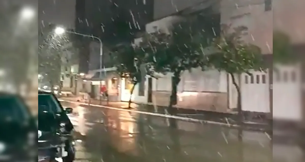 Cayeron copos de nieve en la capital