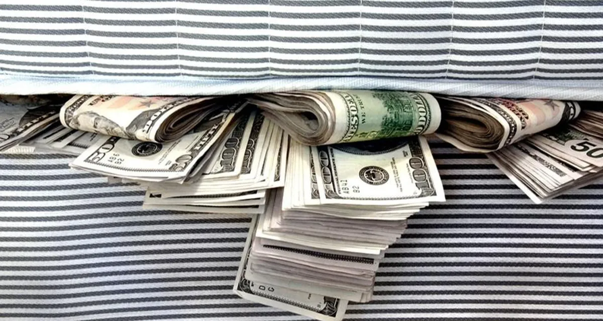 dolares bajo el colchón