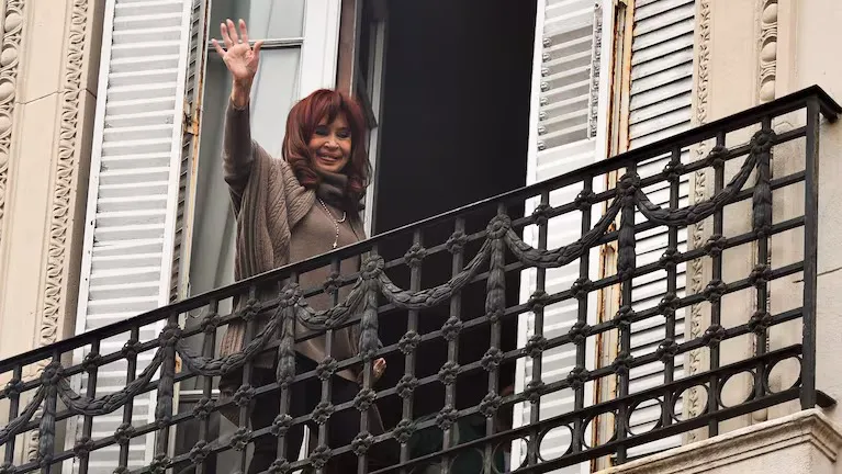 cristina-fernandez-de-kirchner-en-el-balcon-de-la-polemica-reuterspedro-lazaro-fernandez-FUMOXKURUJEPLD6473KIPQW2TY