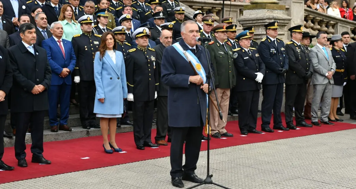 El gobernador Osvaldo Jaldo encabezando los actos oficiales del 25 de Mayo.