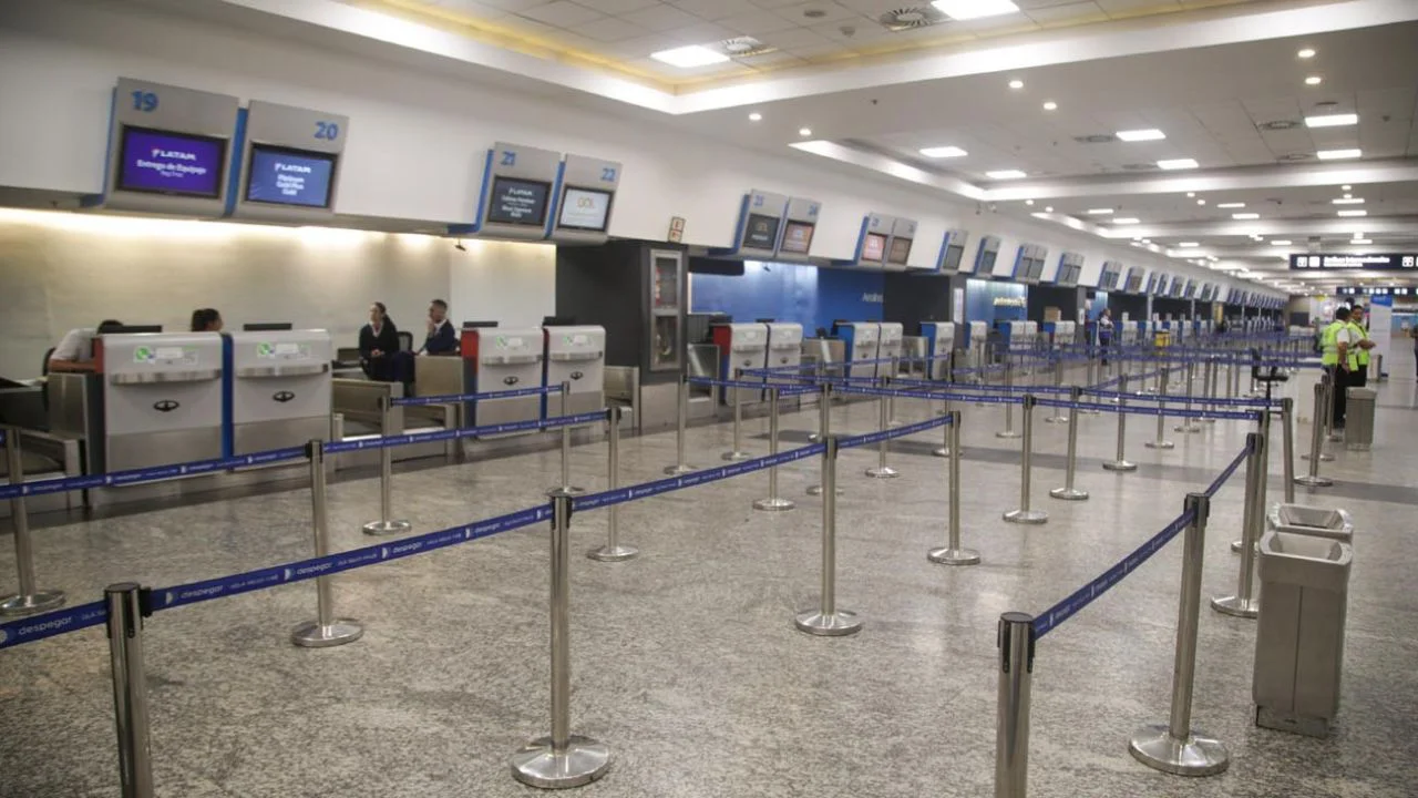 2026-09-03_08-23-39_448626-paro-de-ate-en-aeropuertos-hay-demoras-cancelaciones-y-reprogramaciones